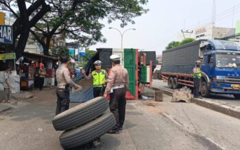 Dump Truk Terguling Akibat Patah As di Jalan Pasir Gombong Cikarang