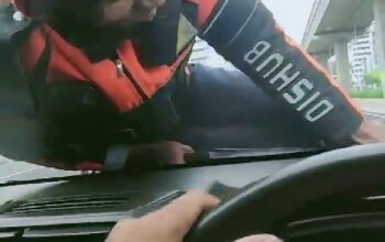 Viral Petugas Dishub Nemplok di Kap Mobil Saat Mau Periksa Pengemudi Taksi Online di Jakarta Selatan