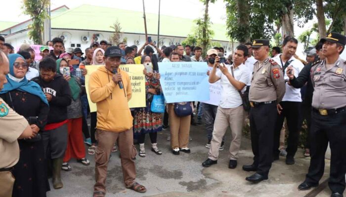 Karyawan PT. SRA Gelar Aksi Damai di Depan Kantor DPRD Sergai, Begini Tuntutan Mereka !!