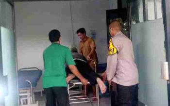 Polisi Bantu Evakuasi Warga Jatuh Saat Berkendara Motor