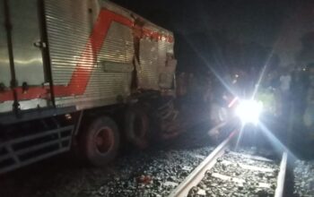 Perlintasan Kereta Api Tanpa Plang di Tualang, Ular Besi Melintas Menghantam Truk Tronton  