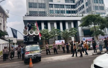 Aksi Demo Warga di Depan Gedung Kejati Jabar Memanas