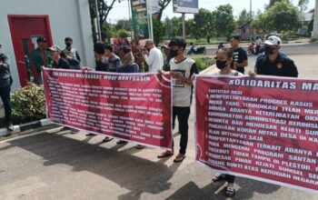 Puluhan Massa Solidaritas Masyarakat Musi Banyuasin (SMB) Mendatangi Kantor Kejati Sumsel