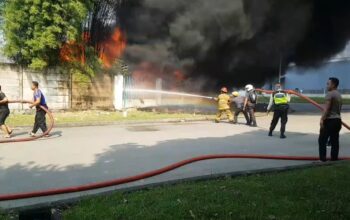 Gudang Bahan Baku Plastik Habis di lalap Si Jago Merah di Cikarang Pusat