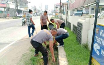 Hal Positif” KaPolsek Pasar Kemis Polresta Tangerang Laksanakan Kerja Bakti Bersama Jajaran Anggota