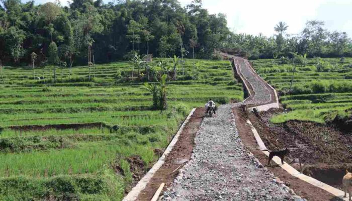 Pembangunan Jalan Penghubung Bukti Nyata Sinergi TNI dan Warga Kampung Buleud