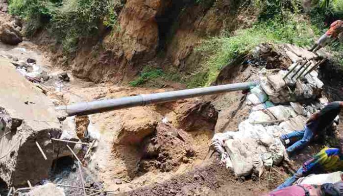 Intensitas Hujan Lebat Mengakibatkan Sungai Cihanja Abrasi 