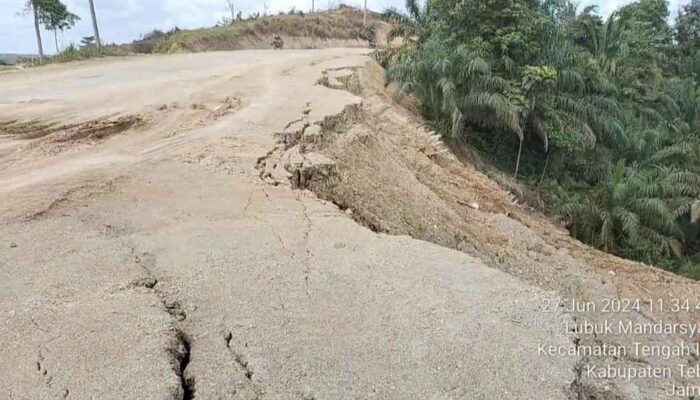 Jalan Simpang Niam Lubuk Kambing Terancam Longsor