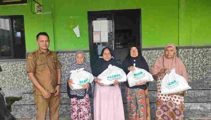 BANTUAN SEMBAKO KEPADA 40 WARGA DESA SUKAHURIP DARI BAZNAS KABUPATEN BEKASI