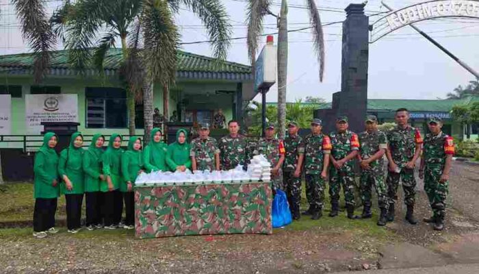 Jum’at Berkah Danramil 420-06/Muara Siau Bagikan Sarapan Pagi Kepada Masyarakat 